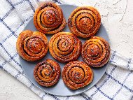    (cinnamon rolls)